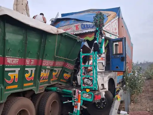 जबलपुर-मंडला मार्ग पर सड़क किनारे खड़े ट्रक से कंटेनर टकराया, दो ड्राइवरों की मौत, केबिन में घंटों फंसा रहा शव