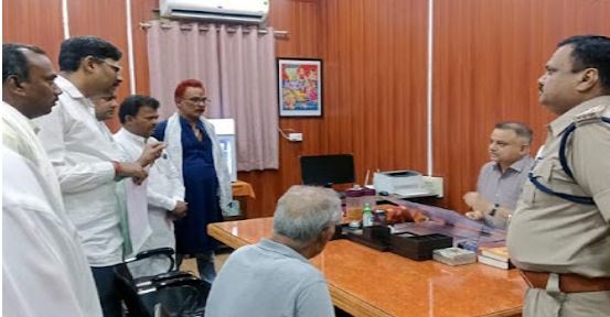 जबलपुर के रांझी क्षेत्र में शराब दुकान के विरोध में उतरे लोग, आबकारी आयुक्त को सौंपा ज्ञापन