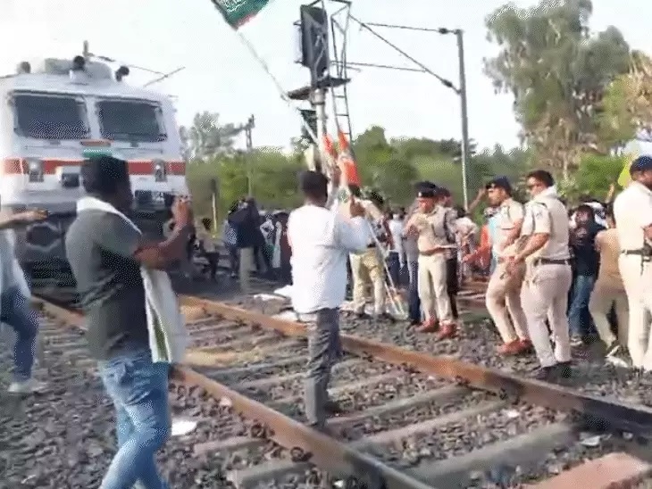 युवा कांग्रेस कार्यकर्ताओं ने अधारताल में इंटरसिटी ट्रेन 1 घंटा तक रोकी, नीट पेपर घोटाले पर किया प्रदर्शन