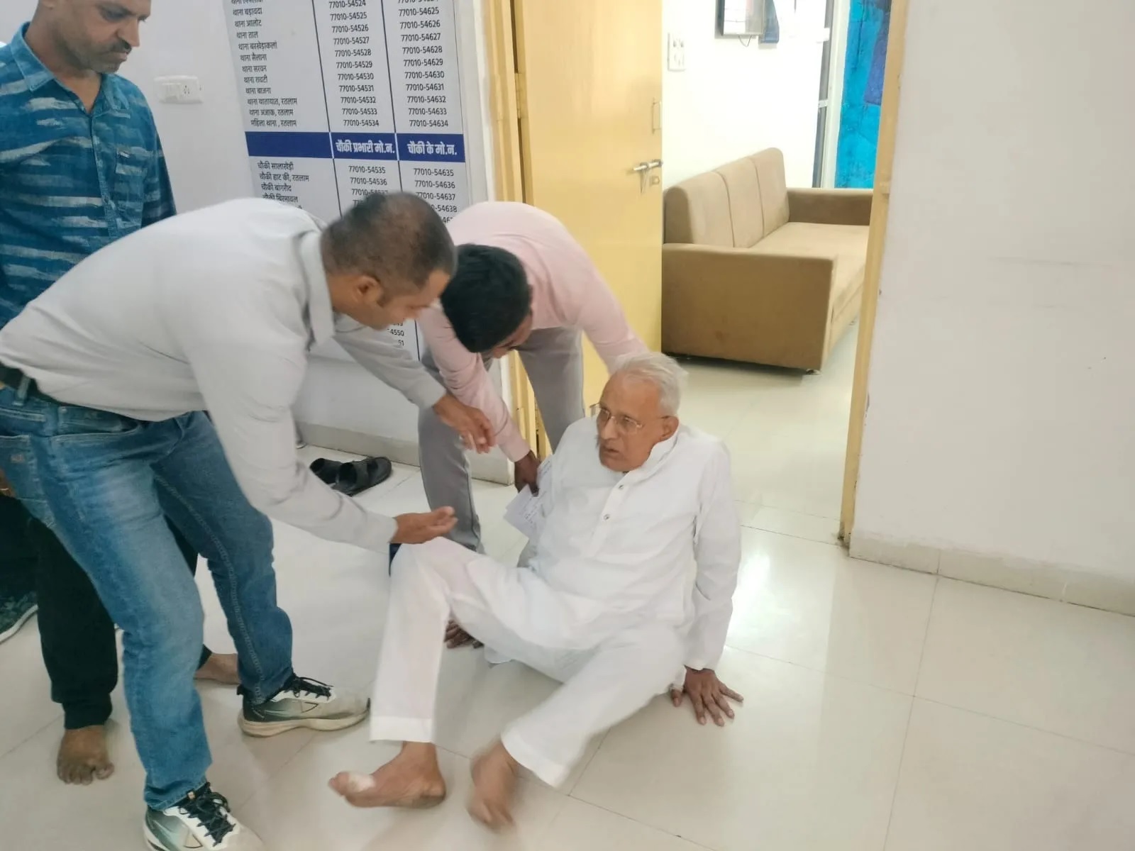 एमपी : वरिष्ठ बीजेपी नेता, पूर्व गृहमंत्री हिम्मत कोठारी एसपी चेम्बर के बाहर धरना पर बैठे, मचा हड़़कम्प