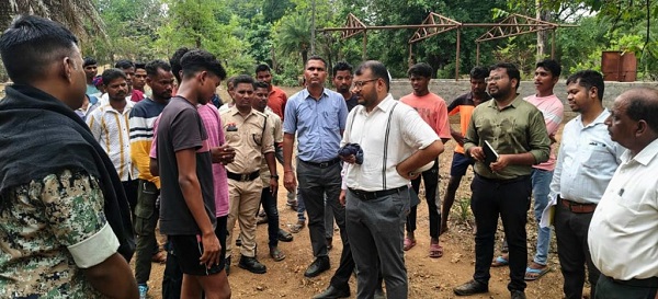 मोटरसाइकिल पर सुदूर नक्सल प्रभावित गांवों पहुंचे कलेक्टर-CEO, दी विकास की बड़ी सौगातें