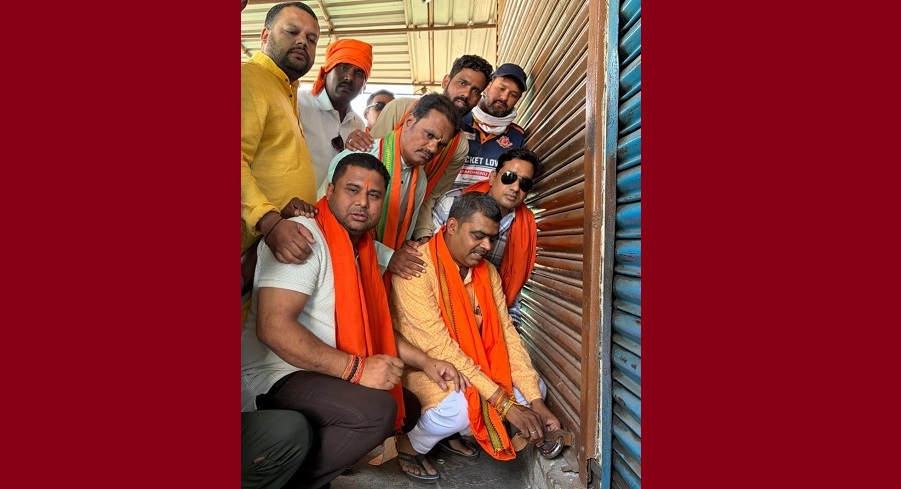 जबलपुर: रांझी बड़ा पत्थर की शराब दुकान बंद कराने सड़़क पर उतरा बीजेपी पार्षद दल, लगाया ताला