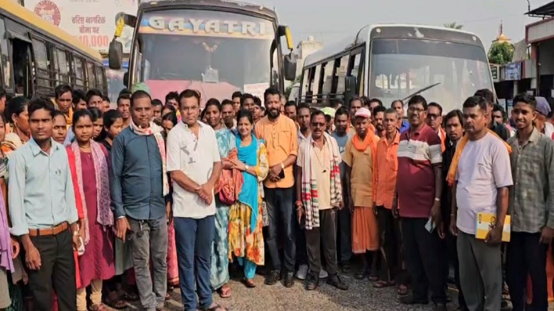 धर्मांतरण के खिलाफ दिल्ली में हुंकार: डी-लिस्टिंग की मांग को लेकर बस्तर से 1200 आदिवासी राष्ट्रपति भवन की ओर रवाना