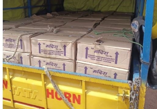 जबलपुर में आल्टो कार-पिकअप वाहन से पकड़ी गई, 6850 पॉव शराब, एक तस्कर गिरफ्तार, दो फरार 