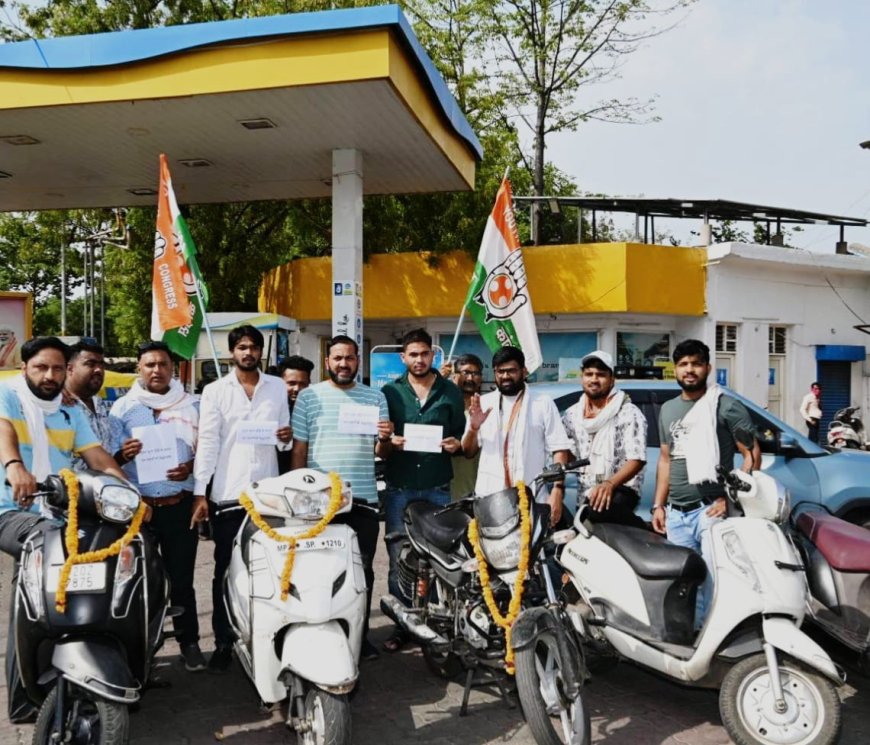 जबलपुर : पेट्रोल की बढ़ती कीमतों के विरोध में युवक कांग्रेस ने दोपहिया वाहनों को दी श्रद्धांजलि, किया प्रदर्शन