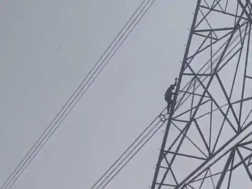 सिंगरौली में हाइटेंशन बिजली टावर पर चढ़ी नाबालिग लड़की, प्रेमी ने 3 घंटे तक किया मान-मनौव्वल, फिर उतरी