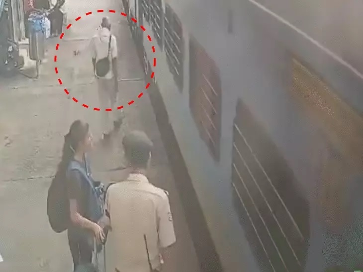 जबलपुर रेलवे स्टेशन पर आरपीएफ जवानों ने होमगार्ड सैनिक की जान बचाई, चलती ट्रेन से नीचे लाइन पर गिरा