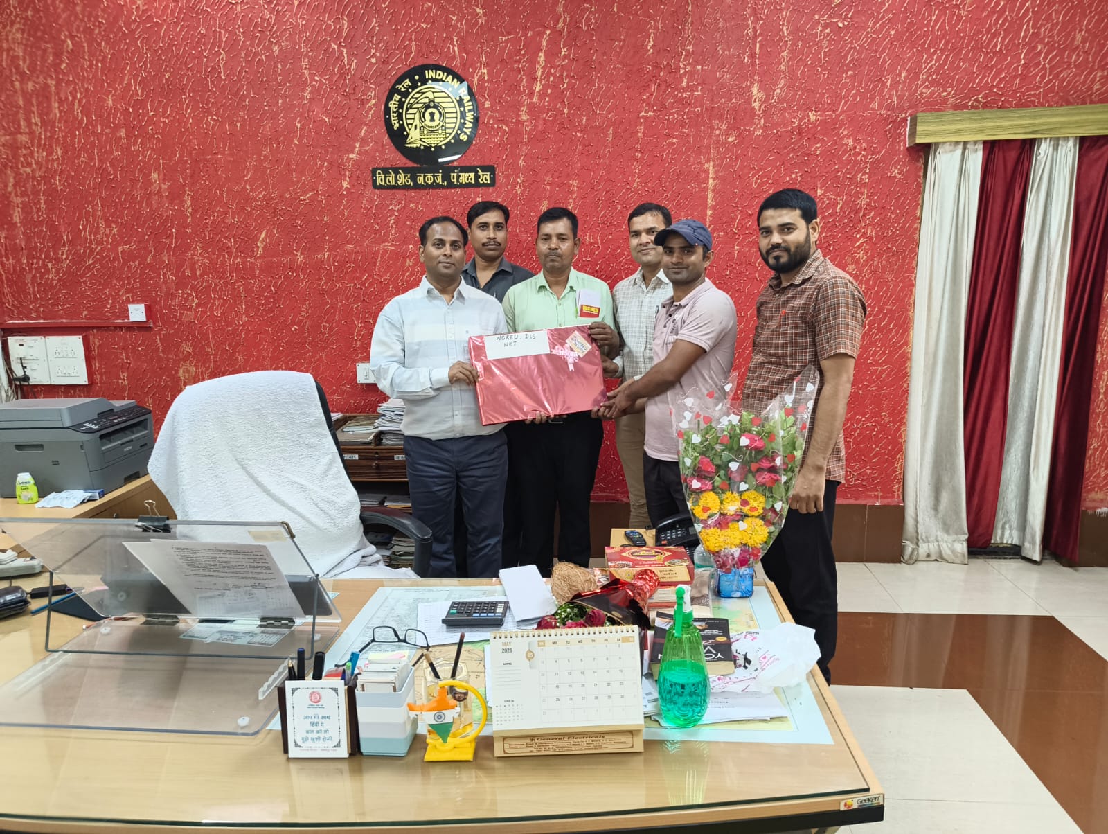 सीनियर डीईई टीआरएस के भोपाल तबादला होने पर डबलूसीआरईयू ने स्मृति चिन्ह भेंट कर दी शुभकामनाएं