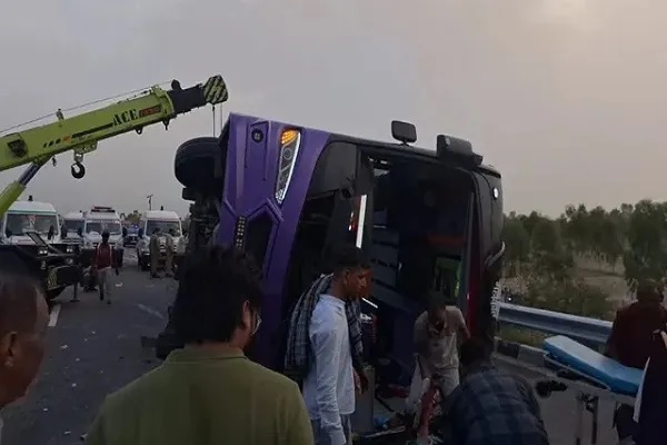 यूपी में दर्दनाक हादसा : आगरा-लखनऊ एक्सप्रेसवे पर पलटी स्लीपर बस, 6 की मौत, 32 घायल
