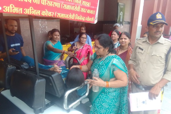 रेलवे स्टेशन पर सीढिय़ों से गिरकर महिला यात्री घायल, स्टाफ ने तत्काल उपचार उपलब्ध कराया