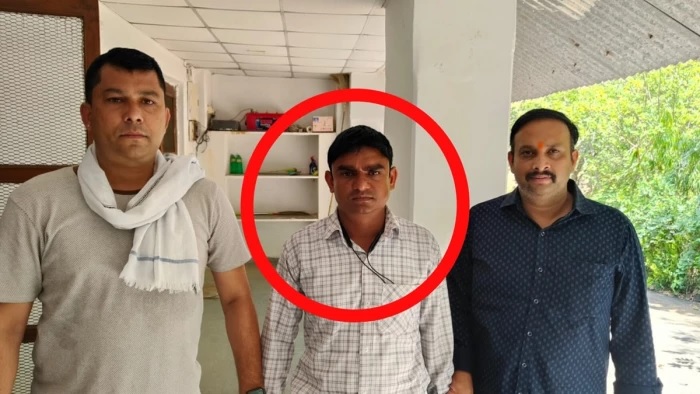 इंदौर लोकायुक्त ने सहायक प्राध्यापक को 50 हजार की रिश्वत लेते किया रंगे हाथ गिरफ्तार