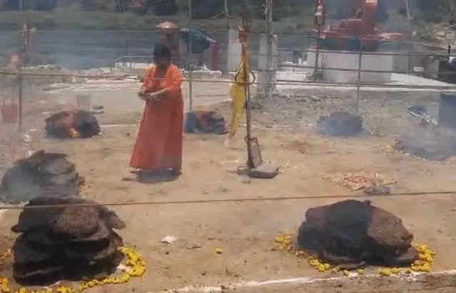 जबलपुर में भीषण गर्मी के बीच महिला की अग्नि तपस्या, 251 जलते कंडों के बीच बैठती हैं, बोलीं- गुरु की आज्ञा का पालन कर रहीं