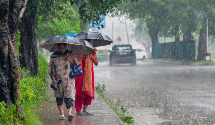 दिल्ली-एनसीआर में तेज आंधी बारिश से मौसम हुआ सुहाना भीषण गर्मी से लोगों को बड़ी राहत