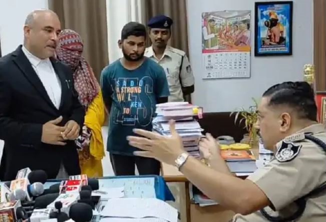 जबलपुर में समाजसेवी बताकर ठगी कर रहा युवक, पुलिस अधिकारियों के पास पहुंचे पीड़ित