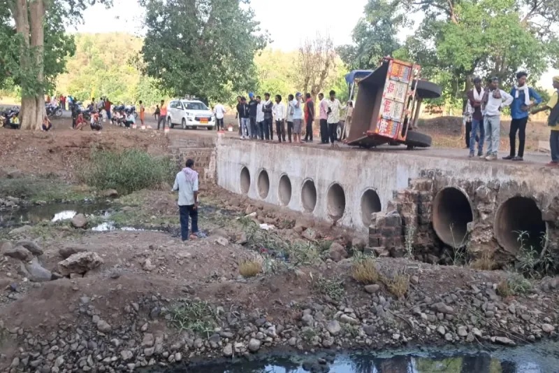 एमपी : अनूपपुर में बड़ा हादसा, तेज रफ्तार ट्रैक्टर ट्रॉली पुलिया में पलटने से 6 की मौत, 30 लोग घायल