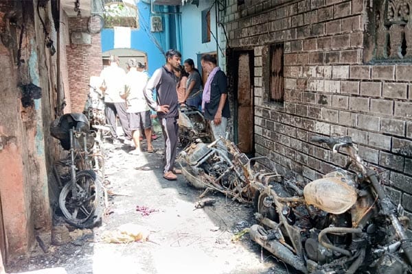 जबलपुर : मिलौनीगंज में लगी भीषण आग, 8 दो पहिया खाक, दमकल विभाग की 8 गाडिय़ों ने पाया काबू