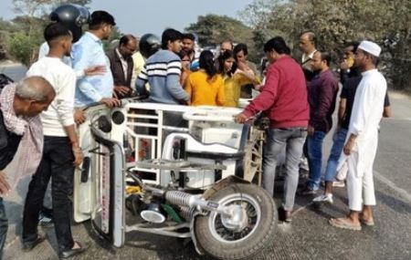 जबलपुर में ई-रिक्शा पलटने से गिरे युवक की दबने से मौत, कटंगी बायपास क्षेत्र में घटना