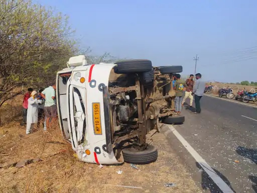 एमपी के खरगोन में टेंपो ट्रैवलर पलटी, 2 की मौत, सगाई में जा रहे 19 लोग घायल, कई गंभीर