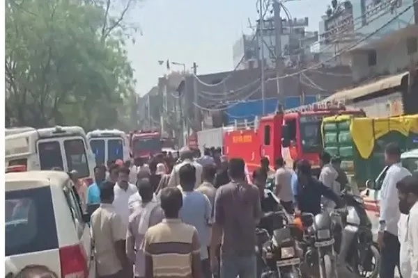 दिल्ली के मुकुंदपुर में हादसा : सिलेंडर फटने से मकान गिरा, 6 लोग मलबे से निकाले गए, सर्च-रेस्क्यू जारी