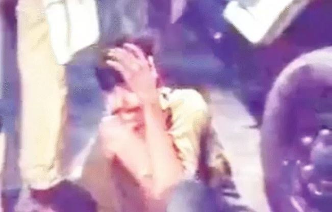 जबलपुर में चोरी के शक में कालोनी वासियों ने तीन युवकों को पकड़कर बुरी तरह पीटा