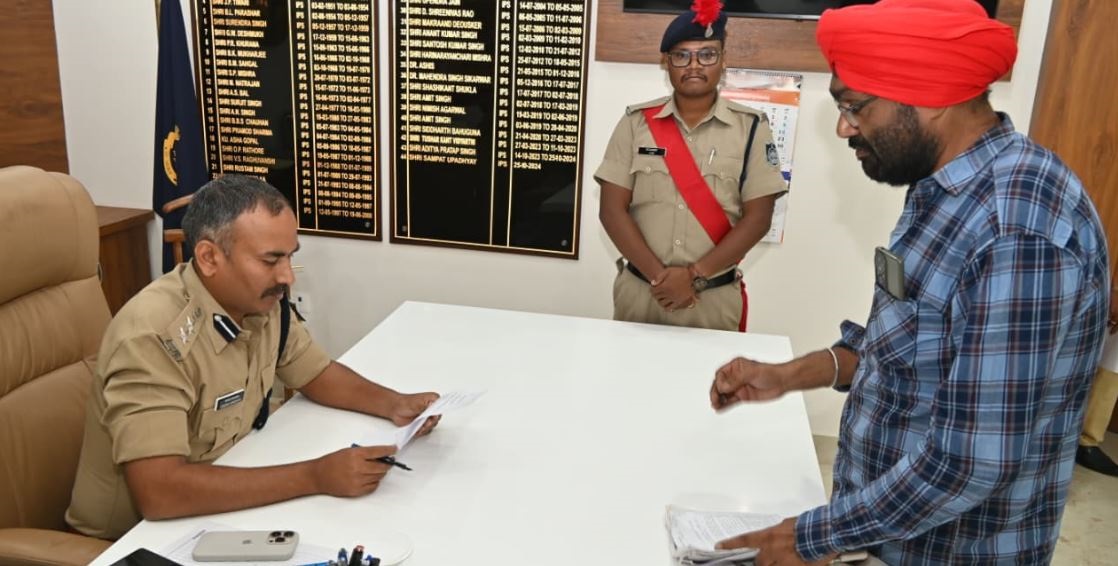 जबलपुर में एसपी जनसुनवाई में उमड़ रही फरियादियों की भीड़, थानों से निराश लोग सीधे पुलिस कप्तान के दरबार में पहुंच रहे