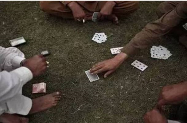 जबलपुर में पुलिस को देखते ही कूदफांद कर भागे जुआंड़ी, पुलिस ने घेरकर पकड़ा, निकाला जुलूस