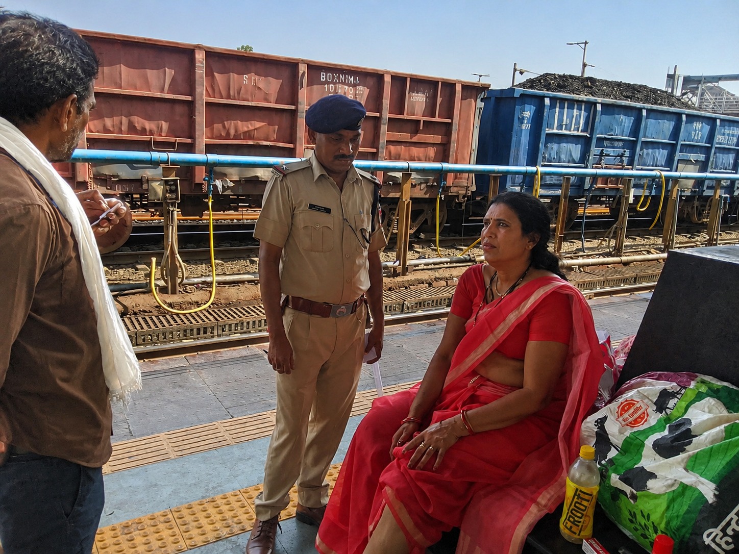 जबलपुर स्टेशन के रैम्प से फिसलकर गिरी महिला यात्री घायल, रेलवे ने तुरंत मुहैया कराया उपचार, दिलाई राहत