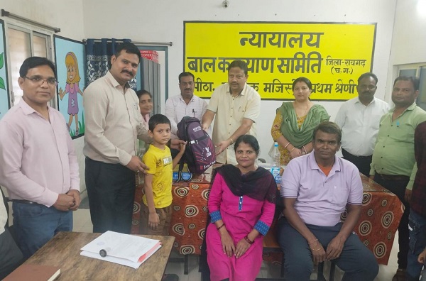 छत्तीसगढ़ में बाल संरक्षण की नई मिसाल: रायगढ़ में पहली बार समुदाय-आधारित फोस्टर केयर के तहत बालक को मिला पारिवारिक संरक्षण