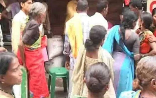 जबलपुर में घुन लगा गेंहू, फफूंद वाला चावल देख कर भड़के उपभोक्ता, महाराजपुर में राशन दुकान से किया जा रहा था वितरण