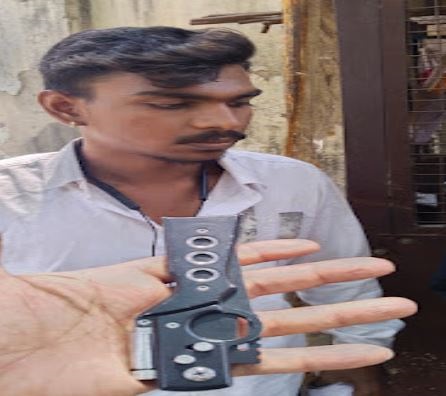 जबलपुर के जिला न्यायालय चाकू लेकर पहुंचा युवक, पुलिस ने गेट पर जांच के दौरान पकड़ा