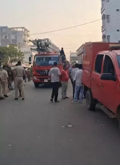 बिहार : मुजफ्फरपुर में हॉस्पिटल में आग, 5 की मौत, खिड़की-दरवाजे तोड़कर मरीजों का रेस्क्यू, कई घायल गंभीर