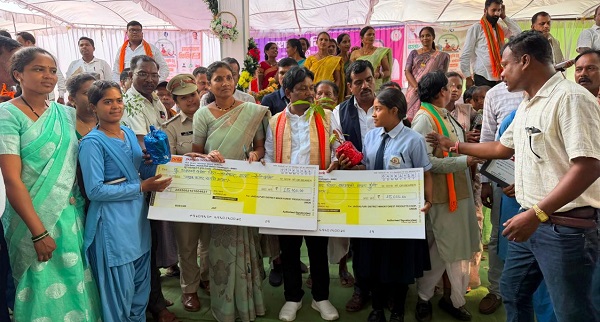 बस्तर की बेटियों ने पेश की सफलता की मिसाल, तेंदूपत्ता संग्राहक परिवारों की रुद्राणी और डालेश्वरी ने बढ़ाई अंचल की शान