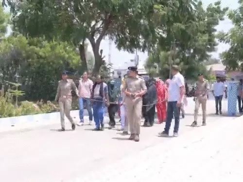गुजरात: अहमदाबाद में पुलिस का एक्शन, 166 बांग्लादेशी पकड़े गए, 300 से ज्यादा संदिग्ध हिरासत में लिए गए