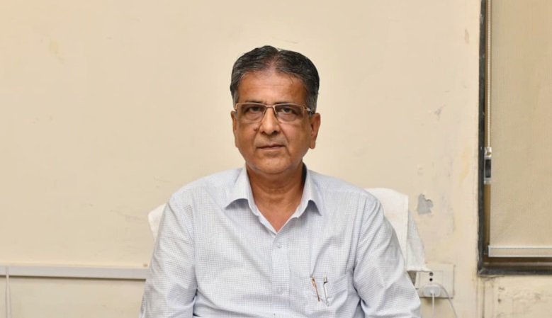 कागज संकट के बावजूद गुजरात में युद्धस्तर पर पाठ्यपुस्तकों का वितरण, छात्रों की पढ़ाई प्रभावित नहीं होने का दावा