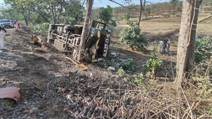 बीजाडांडी में अनियंत्रित बस पलटी, 27 यात्रियों में 11 जबलपुर रेफर, दुर्ग से जा रही थी वृंदावन