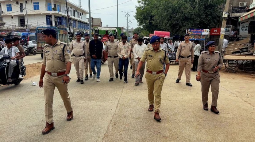 खाने में देरी पर होटल में बरसाईं गोलियां, तीन बदमाश गिरफ्तार, पुलिस ने सड़कों पर निकाला जुलूस