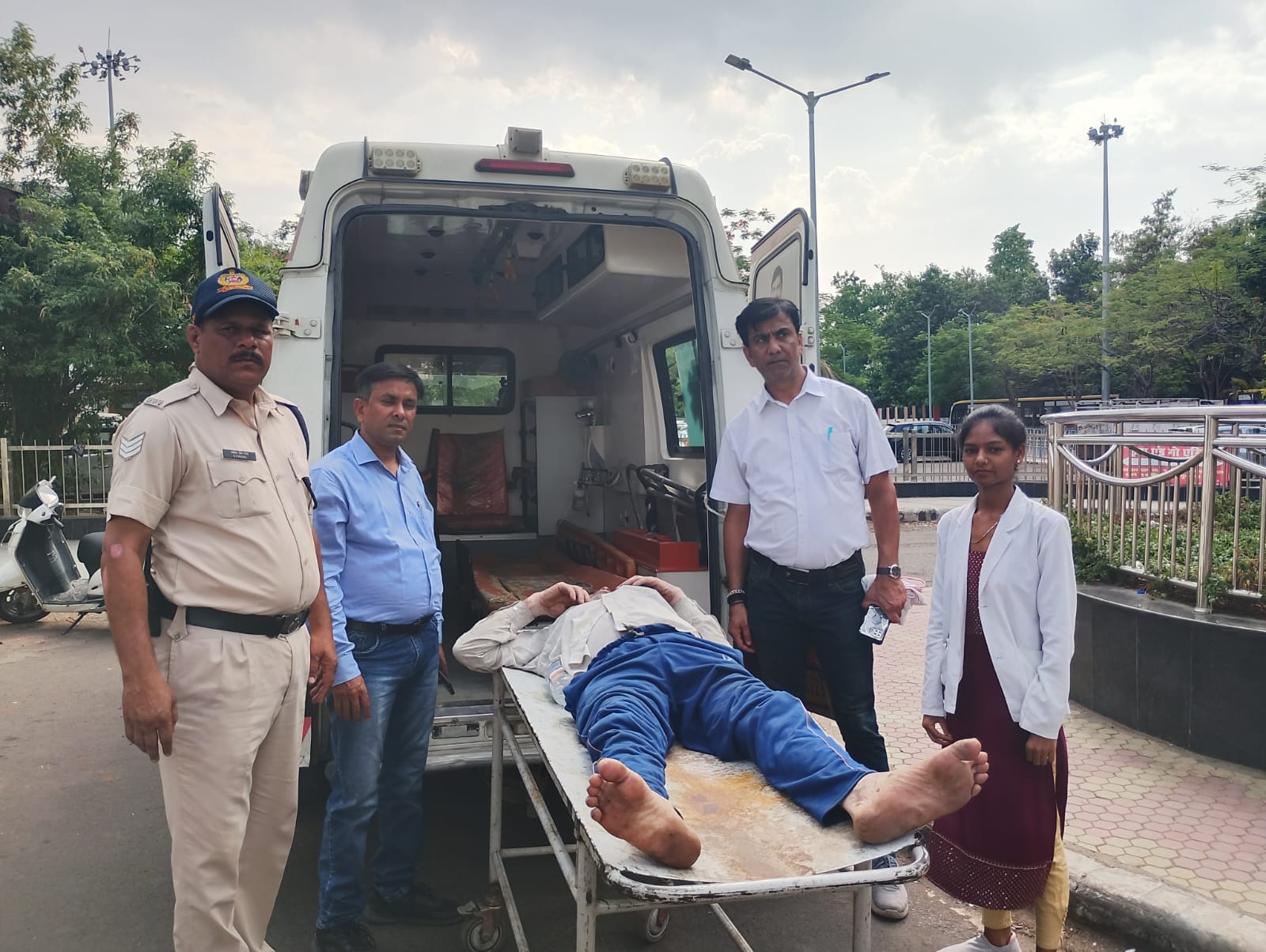 रेलवे स्टेशन पर अचानक गश खाकर गिरा यात्री, रेल कर्मचारियों ने चिकित्सा सहायता उपलब्ध कराई