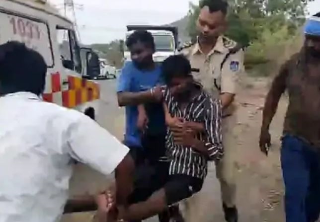 जबलपुर से लोहा लेकर मंडला जा रहा ट्रक नागा घाटी पर पलटा, चालक-परिचालक घायल