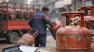 केंद्र सरकार ने उज्ज्वला योजना में सब्सिडी वाले सिलेंडरों की संख्या घटाई, अब एक साल में 9 की जगह सिर्फ 4 सिलेंडर मिलेंगे