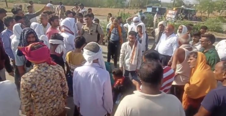 जबलपुर के बेलखेड़ा में ग्रामीणों ने किया हंगामा, प्रदर्शन, आरोप लगाते हुए कहा घायल का इलाज कराने के बजाए थाना के लॉकअप में रखा, हुई मौत