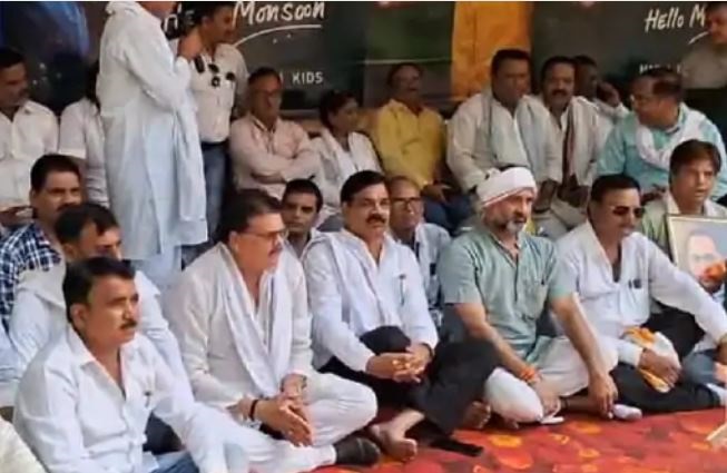 जबलपुर में कांग्रेस कार्यकर्ताओं ने किया धरना-प्रदर्शन, विधायक बोले, कचरे में अभ्रक लगा लें, मिठाई नहीं बन सकती