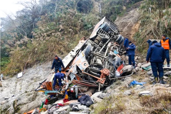 नेपाल में भीषण सड़क हादसा : खाई में गिरी यात्रियों से भरी बस, आठ की मौत, 16 घायल