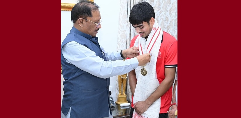 अंडर-18 एशिया कप विजेता हॉकी खिलाड़ी अवि मानिकपुरी ने मुख्यमंत्री श्री विष्णुदेव साय से की सौजन्य भेंट