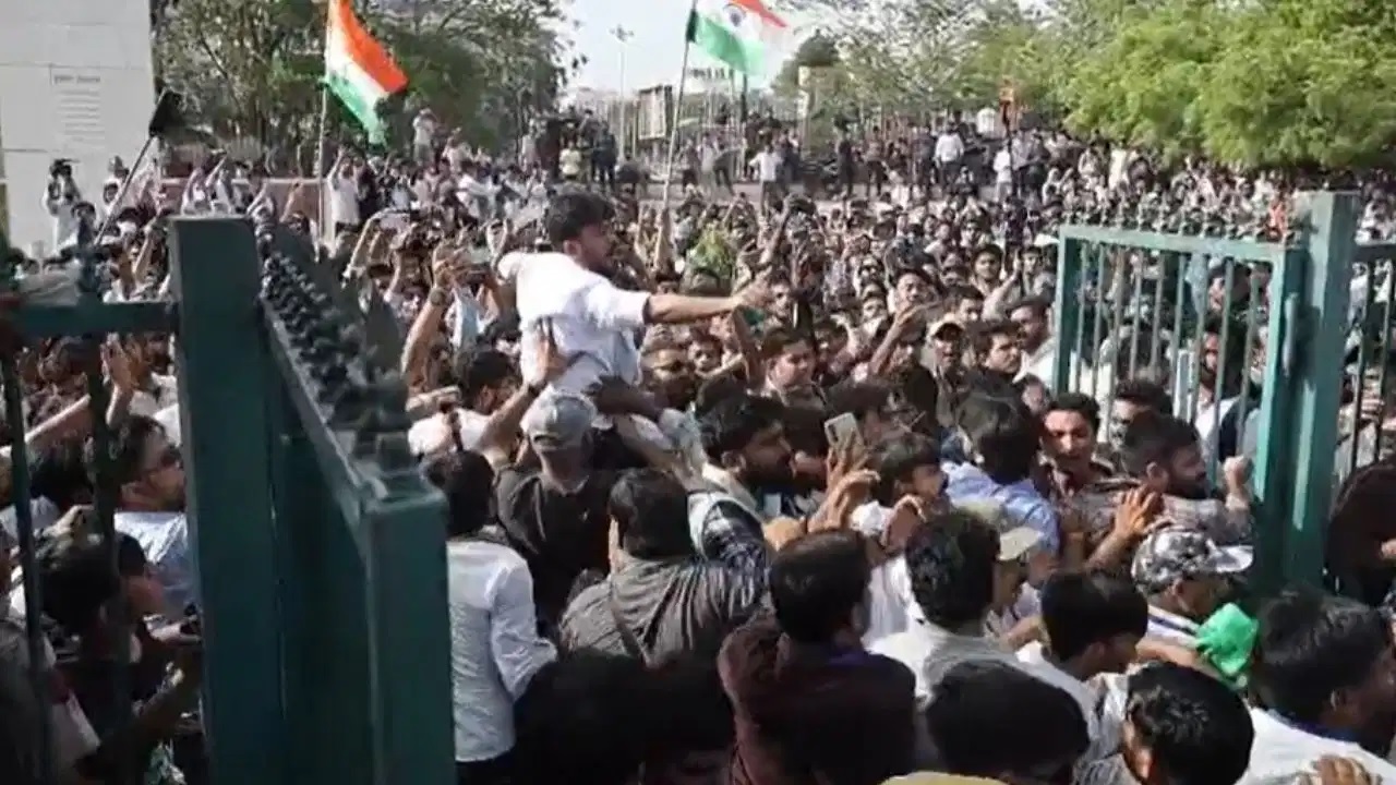 कॉकरोच जनता पार्टी के फाउंडर अभिजीत दीप्के पर जयपुर में हमला, युवक ने मारा थप्पड़