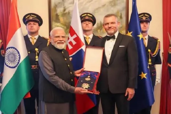 पीएम सर्वोच्च सम्मान से नवाजे गए, स्लोवाकिया ने किया सम्मानित, मोदी को अब तक 33 देशों से मिल चुका है सम्मान