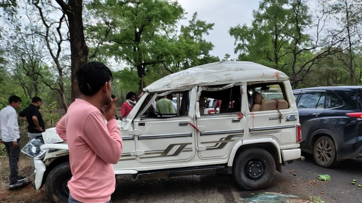 पिपरिया-पचमढ़ी मार्ग में भीषण सड़क हादसा, कार पलटी, शिक्षक, पत्नी-बेटे सहित पांच की मौत, दो की हालत गंभीर