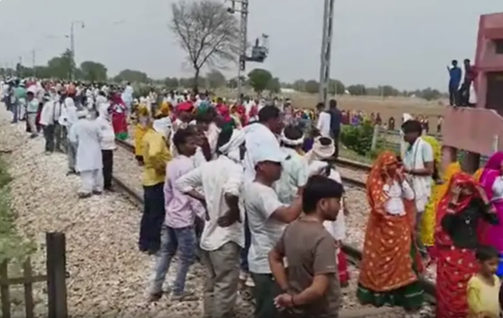 पांचना बांध के पानी को लेकर किसानों का उग्र आंदोलन, दिल्ली-मुंबई रेल मार्ग जाम कर सरकार को दी चेतावनी