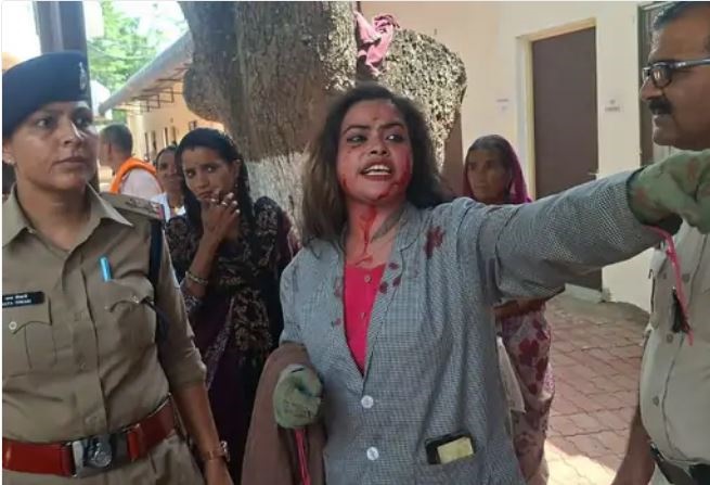 जबलपुर एसपी ऑफिस में दो महिलाएं आपस में भिड़ीं, एक दूसरे को जमकर पीटा, नोंच डाला चेहरा