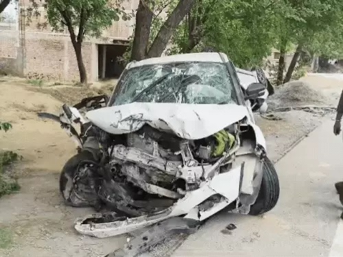 यूपी : आगरा में 2 कारों की टक्कर, हरिद्वार से लौटते समय एमपी के 3 लोगों की मौत, 11 अन्य घायल