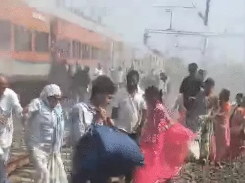 इंदौर-जोधपुर रणथंभौर एक्सप्रेस से निकला धुआं, यात्री दूसरे ट्रैक पर कूदे, 10 मिनट बाद दूसरी ट्रेन आई